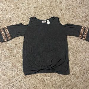 Daytrip Shirt with 3/4 sleeve, with cut out shoulders